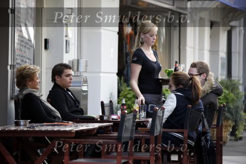 Amsterdam 13 oktober 2009
Caroline Tensen op terras met haar zoon Bob en dochter Lotte en haar vriendje.
Peter Smulders bv