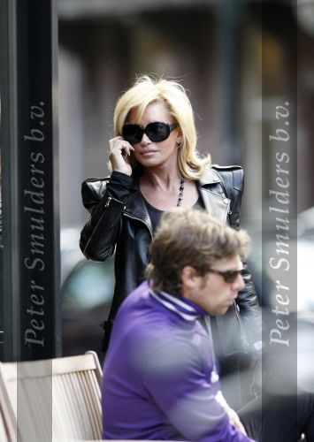 Amsterdam 13 oktober 2009
Connie Breukhoven bellend op straat.
Peter Smulders bv