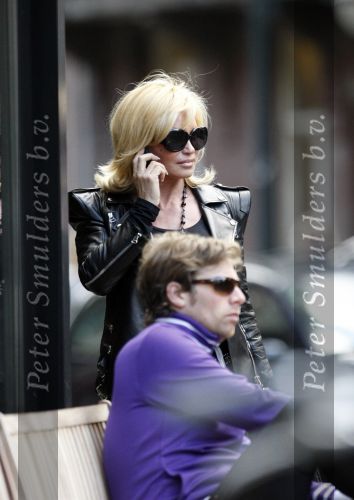 Amsterdam 13 oktober 2009
Connie Breukhoven bellend op straat.
Peter Smulders bv