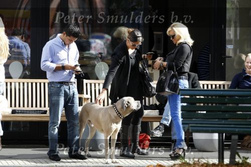 Amsterdam 22 september 2009
Connie Breukhoven met haar kinderen en hond op de cornelis schuytstraat.
Peter Smulders bv