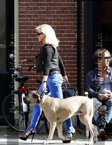 Amsterdam 22 september 2009
Connie Breukhoven met haar kinderen en hond op de cornelis schuytstraat.
Peter Smulders bv