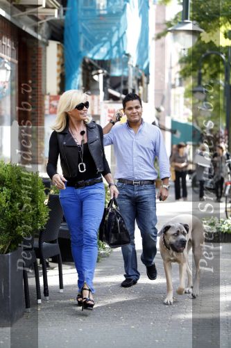 Amsterdam 22 september 2009
Connie Breukhoven met haar kinderen en hond op de cornelis schuytstraat.
Peter Smulders bv