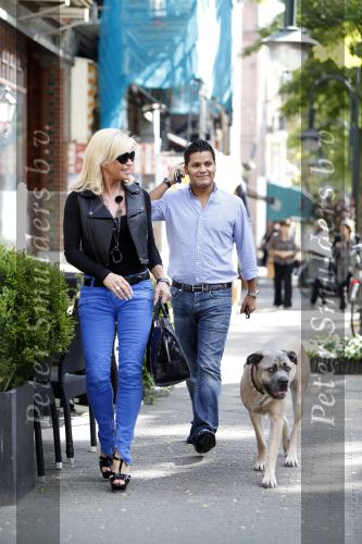 Amsterdam 22 september 2009
Connie Breukhoven met haar kinderen en hond op de cornelis schuytstraat.
Peter Smulders bv
