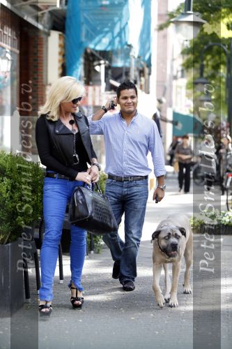 Amsterdam 22 september 2009
Connie Breukhoven met haar kinderen en hond op de cornelis schuytstraat.
Peter Smulders bv