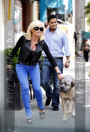 Amsterdam 22 september 2009
Connie Breukhoven met haar kinderen en hond op de cornelis schuytstraat.
Peter Smulders bv