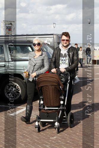 Scheveningen 4 oktober 2009
Bridget Maasland organiseert dogwalk op het strand van Scheveningen.
Ruim 300 honden liepen mee met hun baasjes. Dennis Weening met vrouw Stella en dochtertje Coco
Peter Smulders bv