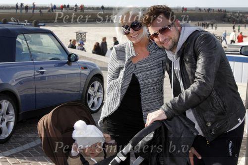 Scheveningen 4 oktober 2009
Bridget Maasland organiseert dogwalk op het strand van Scheveningen.
Ruim 300 honden liepen mee met hun baasjes. Dennis Weening met vrouw Stella en dochtertje Coco
Peter Smulders bv