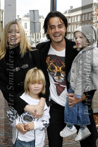 Den Haag 11 oktober 2009
Premiere in theater Diligentia. Dinand Woesthoff met zijn vrouw Lucy en 2 zoons
Peter Smulders bv