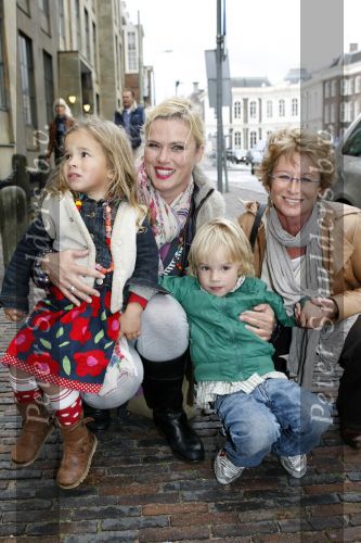 Den Haag 11 oktober 2009
Premiere in theater Diligentia. Dominique v vliet met kinderen/tweeling
Peter Smulders bv