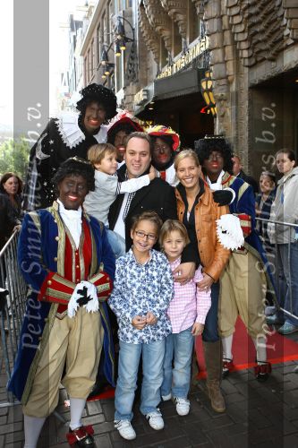 Amsterdam, 4 Oktober 2009
Premiere in Tuschinski, Nederlandse speelfilm:
Sinterklaas en de verdwenen pakjesboot
Frans Bauer met Mariska Bauer en drie van hun kinderen samen met zwarte Pieten
Foto Peter Smulders