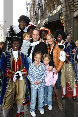 Amsterdam, 4 Oktober 2009
Premiere in Tuschinski, Nederlandse speelfilm:
Sinterklaas en de verdwenen pakjesboot
Frans Bauer met Mariska Bauer en drie van hun kinderen samen met zwarte Pieten
Foto Peter Smulders