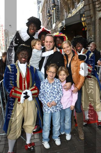 Amsterdam, 4 Oktober 2009
Premiere in Tuschinski, Nederlandse speelfilm:
Sinterklaas en de verdwenen pakjesboot
Frans Bauer met Mariska Bauer en drie van hun kinderen samen met zwarte Pieten
Foto Peter Smulders