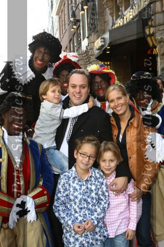 Amsterdam, 4 Oktober 2009
Premiere in Tuschinski, Nederlandse speelfilm:
Sinterklaas en de verdwenen pakjesboot
Frans Bauer met Mariska Bauer en drie van hun kinderen samen met zwarte Pieten
Foto Peter Smulders