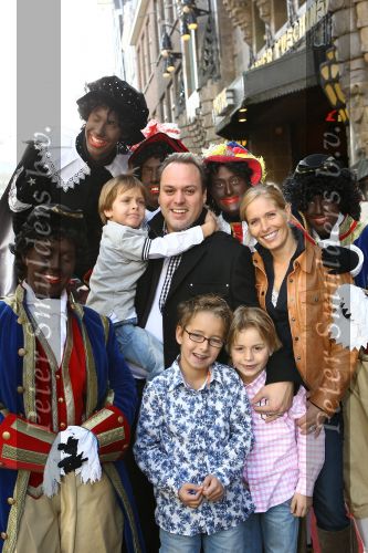 Amsterdam, 4 Oktober 2009
Premiere in Tuschinski, Nederlandse speelfilm:
Sinterklaas en de verdwenen pakjesboot
Frans Bauer met Mariska Bauer en drie van hun kinderen samen met zwarte Pieten
Foto Peter Smulders