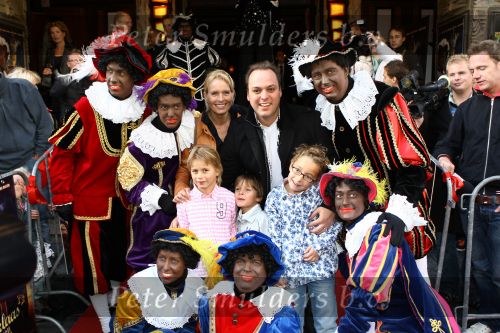 Amsterdam, 4 Oktober 2009
Premiere in Tuschinski, Nederlandse speelfilm:
Sinterklaas en de verdwenen pakjesboot
Frans Bauer met Mariska Bauer en drie van hun kinderen samen met zwarte Pieten
Foto Peter Smulders