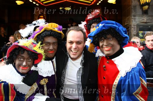 Amsterdam, 4 Oktober 2009
Premiere in Tuschinski, Nederlandse speelfilm:
Sinterklaas en de verdwenen pakjesboot
Frans Bauer met Zwarte Pieten
Foto Peter Smulders