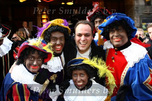 Amsterdam, 4 Oktober 2009
Premiere in Tuschinski, Nederlandse speelfilm:
Sinterklaas en de verdwenen pakjesboot
Frans Bauer met Zwarte Pieten
Foto Peter Smulders