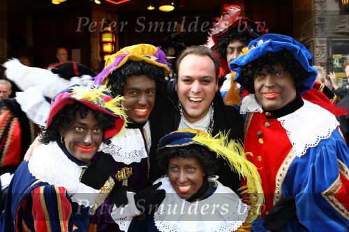 Amsterdam, 4 Oktober 2009
Premiere in Tuschinski, Nederlandse speelfilm:
Sinterklaas en de verdwenen pakjesboot
Frans Bauer met Zwarte Pieten
Foto Peter Smulders