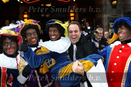 Amsterdam, 4 Oktober 2009
Premiere in Tuschinski, Nederlandse speelfilm:
Sinterklaas en de verdwenen pakjesboot
Frans Bauer met Zwarte Pieten
Foto Peter Smulders