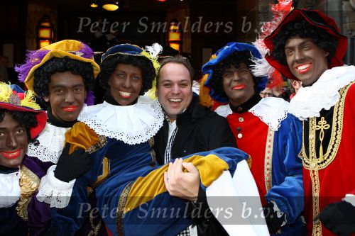 Amsterdam, 4 Oktober 2009
Premiere in Tuschinski, Nederlandse speelfilm:
Sinterklaas en de verdwenen pakjesboot
Frans Bauer met Zwarte Pieten
Foto Peter Smulders