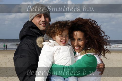 Scheveningen 4 oktober 2009
Bridget Maasland organiseert dogwalk op het strand van Scheveningen.
Ruim 300 honden liepen mee met hun baasjes. Glennis Grace met vriend Moos en zoon Anthony
Peter Smulders bv