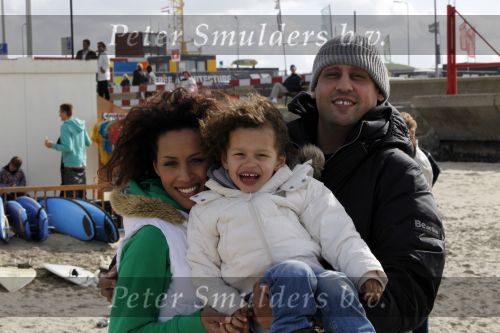 Scheveningen 4 oktober 2009
Bridget Maasland organiseert dogwalk op het strand van Scheveningen.
Ruim 300 honden liepen mee met hun baasjes. Glennis Grace met vriend Moos en zoon Anthony
Peter Smulders bv