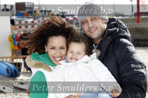Scheveningen 4 oktober 2009
Bridget Maasland organiseert dogwalk op het strand van Scheveningen.
Ruim 300 honden liepen mee met hun baasjes. Glennis Grace met vriend Moos en zoon Anthony
Peter Smulders bv