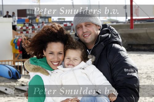 Scheveningen 4 oktober 2009
Bridget Maasland organiseert dogwalk op het strand van Scheveningen.
Ruim 300 honden liepen mee met hun baasjes. Glennis Grace met vriend Moos en zoon Anthony
Peter Smulders bv