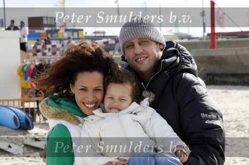 Scheveningen 4 oktober 2009
Bridget Maasland organiseert dogwalk op het strand van Scheveningen.
Ruim 300 honden liepen mee met hun baasjes. Glennis Grace met vriend Moos en zoon Anthony
Peter Smulders bv