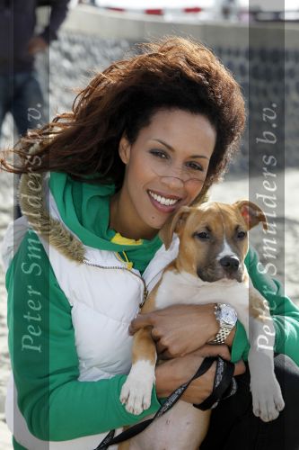 Scheveningen 4 oktober 2009
Bridget Maasland organiseert dogwalk op het strand van Scheveningen.
Ruim 300 honden liepen mee met hun baasjes. Glennis Grace met vriend Moos en zoon Anthony
Peter Smulders bv