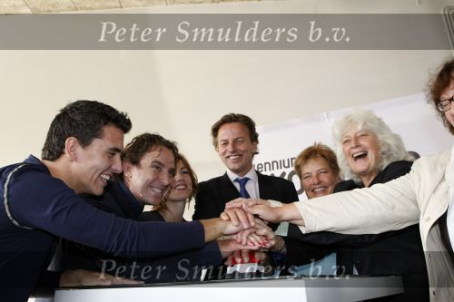 Den Haag 26 september 2009
Ontwikkelingssamenwerking.nu in de fokker hallen in Den Haag o.l.v Bert Koenders. Aanwezig oa Jan Smit Marco Borsato en Daphne Bunskoek
Peter Smulders bv