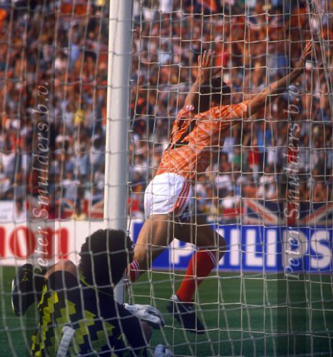 Dusseldorf, 15 Juni 1988 Marco v Basten scoort voor de 3e maal tijdens het EK
Nederland-Engeland, eindstand 3-1