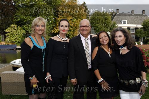 Vreeland 17 september 2009
Presentatie sieradenlijn Ans Marcus bij restaurant de Nederlanden. Met Nurlaila en Patricia Steur
Peter Smulders bv