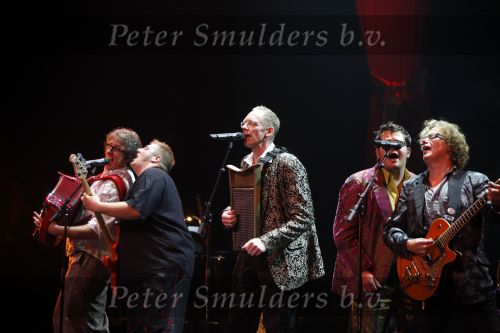 Gorinchem 21 september 2009
Ruud de Graaf 30 jaar in het vak en krijgt een koninklijk lintje. Pater Moeskroen
Peter Smulders bv