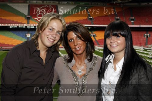Amsterdam 23 september 2009
presentatie postzegels Andre Hazes in de amsterdam Arena. Andre Jr en Roxeanne krijgen de eerste zegels en ook Rachel is natuurlijk van de partij.
Peter Smulders bv