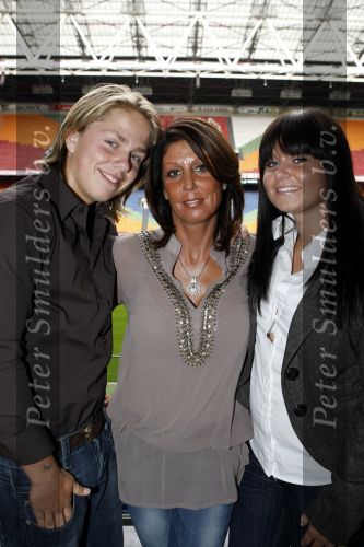Amsterdam 23 september 2009
presentatie postzegels Andre Hazes in de amsterdam Arena. Andre Jr en Roxeanne krijgen de eerste zegels en ook Rachel is natuurlijk van de partij.
Peter Smulders bv