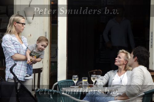 Amsterdam 19 september 2009
Renee Soutendijk met dochter Caro Lensen en kleinkind en schoonzoon op terras.
Peter Smulders bv