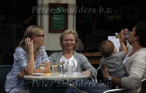 Amsterdam 19 september 2009
Renee Soutendijk met dochter Caro Lensen en kleinkind en schoonzoon op terras.
Peter Smulders bv