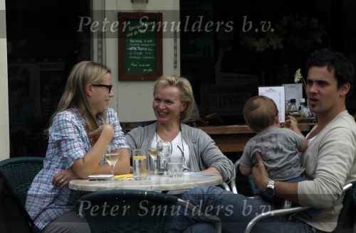Amsterdam 19 september 2009
Renee Soutendijk met dochter Caro Lensen en kleinkind en schoonzoon op terras.
Peter Smulders bv