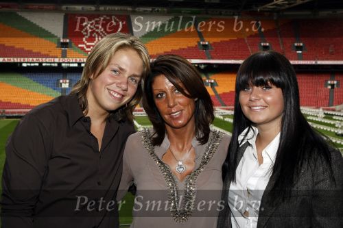 Amsterdam 23 september 2009
presentatie postzegels Andre Hazes in de amsterdam Arena. Andre Jr en Roxeanne krijgen de eerste zegels en ook Rachel is natuurlijk van de partij.
Peter Smulders bv