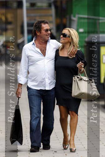 Amsterdam 19 september 2009
Tatjana Simic met haar vriend Ronnie Rosenbaum op de pc hooftstraat.