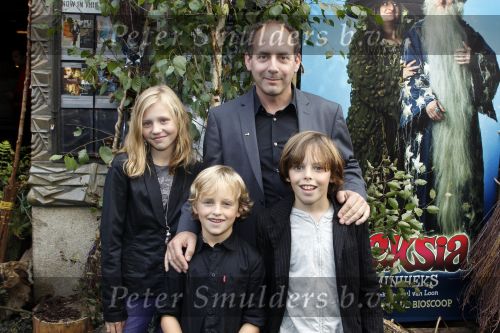 Amsterdam 2 oktober 2010
Premiere Foeksia in Tuschinski. Alain de Levita met kinderen
Peter Smulders bv