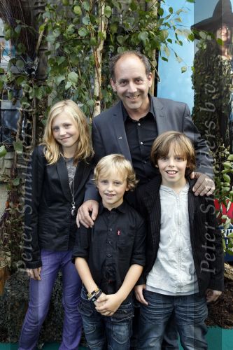 Amsterdam 2 oktober 2010
Premiere Foeksia in Tuschinski. Alain de Levita met kinderen
Peter Smulders bv