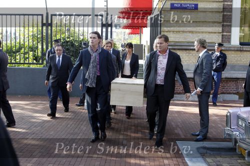 Amsterdam 12 oktober 2010
Herdenkingsdienst van Antonie Kamerling in het Amstel Hotel. De wagens van de stoet waren allemaal cadillac s. Albert Verlinde droeg de kist met vrienden en familie
Peter Smulders bv