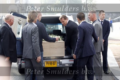 Amsterdam 12 oktober 2010
Herdenkingsdienst van Antonie Kamerling in het Amstel Hotel. De wagens van de stoet waren allemaal cadillac s. Albert Verlinde droeg de kist met vrienden en familie
Peter Smulders bv