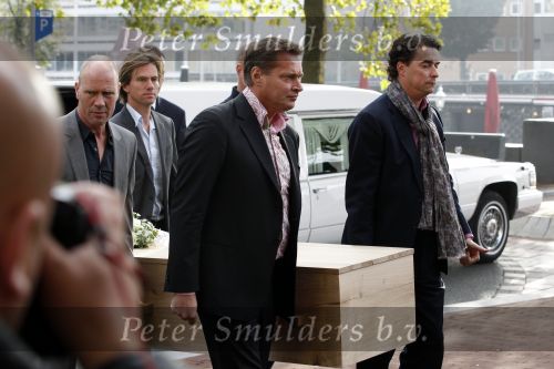 Amsterdam 12 oktober 2010
Herdenkingsdienst van Antonie Kamerling in het Amstel Hotel. De wagens van de stoet waren allemaal cadillac s. Albert Verlinde droeg de kist met vrienden en familie
Peter Smulders bv