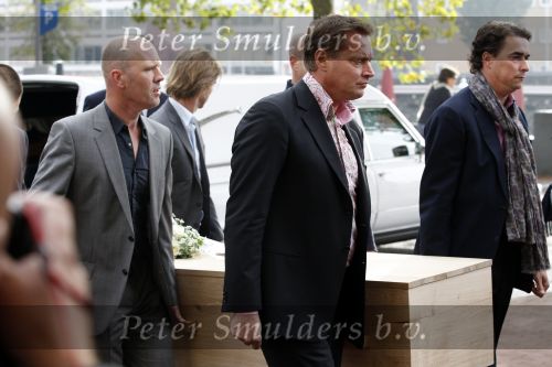 Amsterdam 12 oktober 2010
Herdenkingsdienst van Antonie Kamerling in het Amstel Hotel. De wagens van de stoet waren allemaal cadillac s. Albert Verlinde droeg de kist met vrienden en familie
Peter Smulders bv
