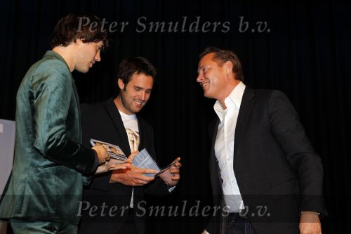 Volendam 30 september 2010
Presentatie CD ,uitreiking gouden en platina platen en presentatie strip Nick en Simon. Albert Verlinde reikt ze uit
Peter Smulders bv