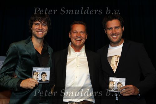 Volendam 30 september 2010
Presentatie CD ,uitreiking gouden en platina platen en presentatie strip Nick en Simon. Albert Verlinde reikt ze uit
Peter Smulders bv