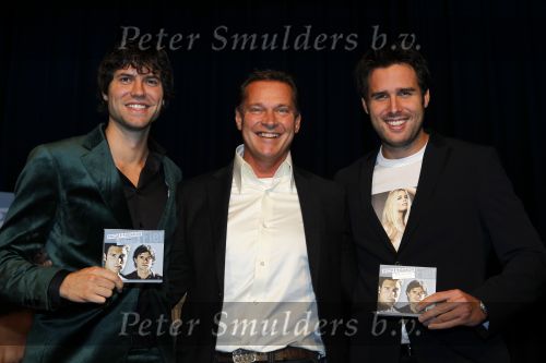 Volendam 30 september 2010
Presentatie CD ,uitreiking gouden en platina platen en presentatie strip Nick en Simon. Albert Verlinde reikt ze uit
Peter Smulders bv